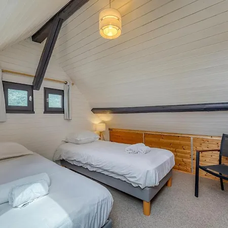 Chalet Cocoon With Pool