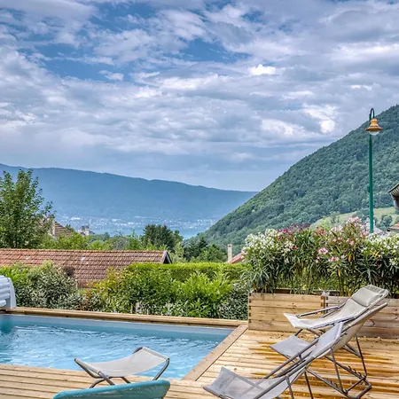 Chalet Cocoon With Pool