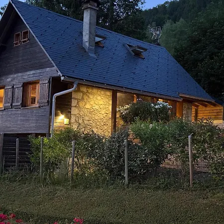 Chalet Cocoon With Pool