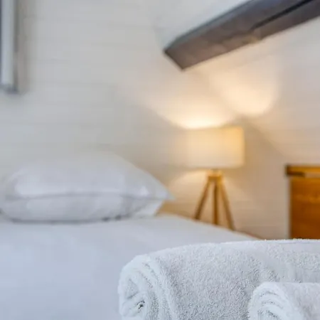 Chalet Cocoon With Pool Bluffy